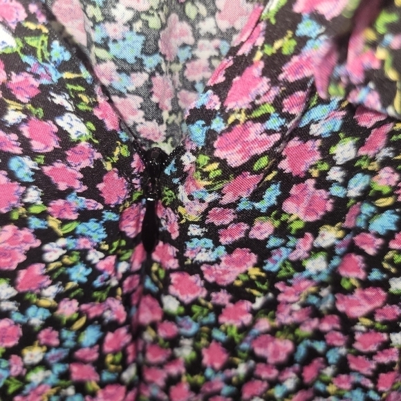 Forever 21 small Jumper shorts outfit. Romper  Black with floral. - Picture 7 of 11